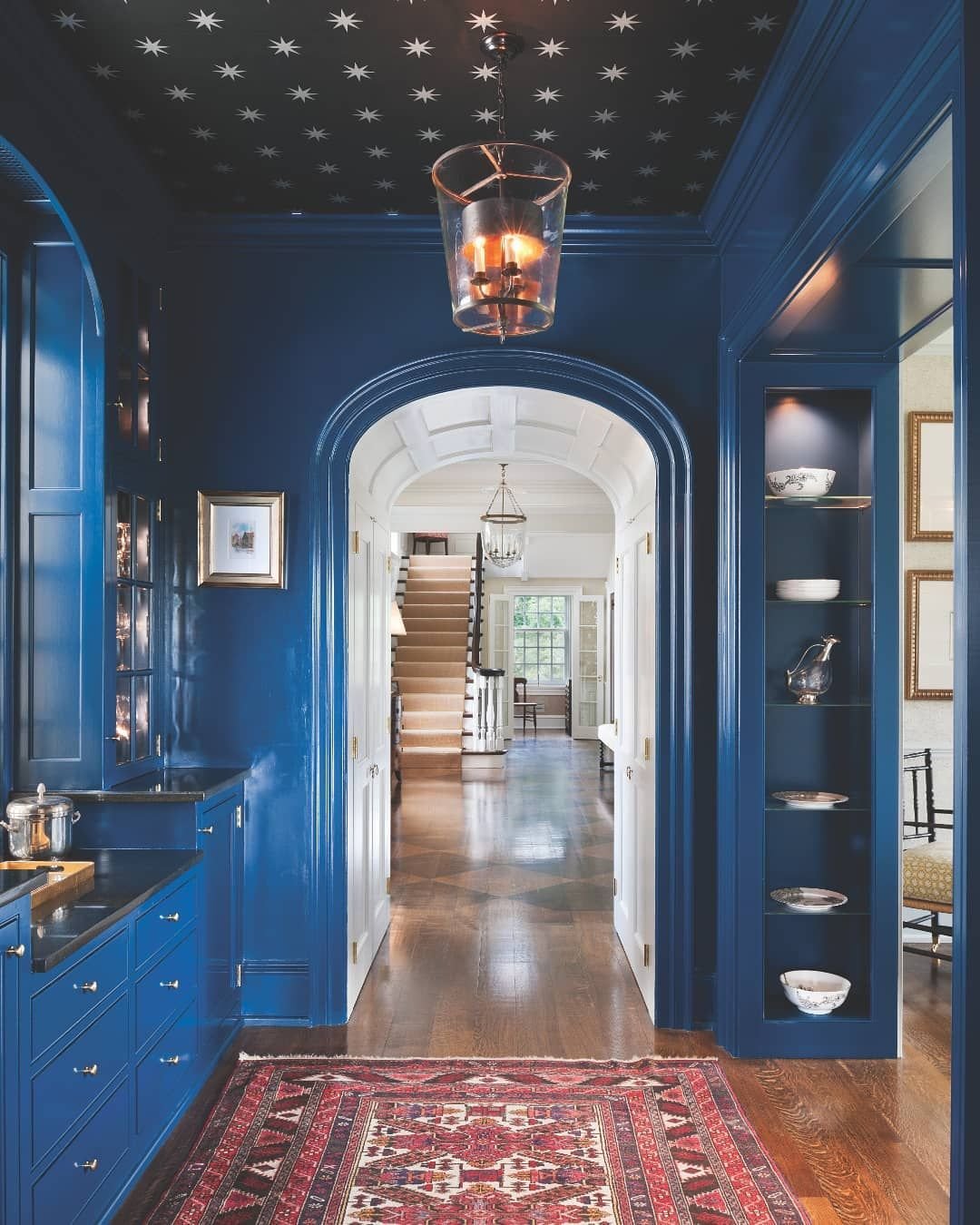 Синие стены в коридоре с белой мебелью
