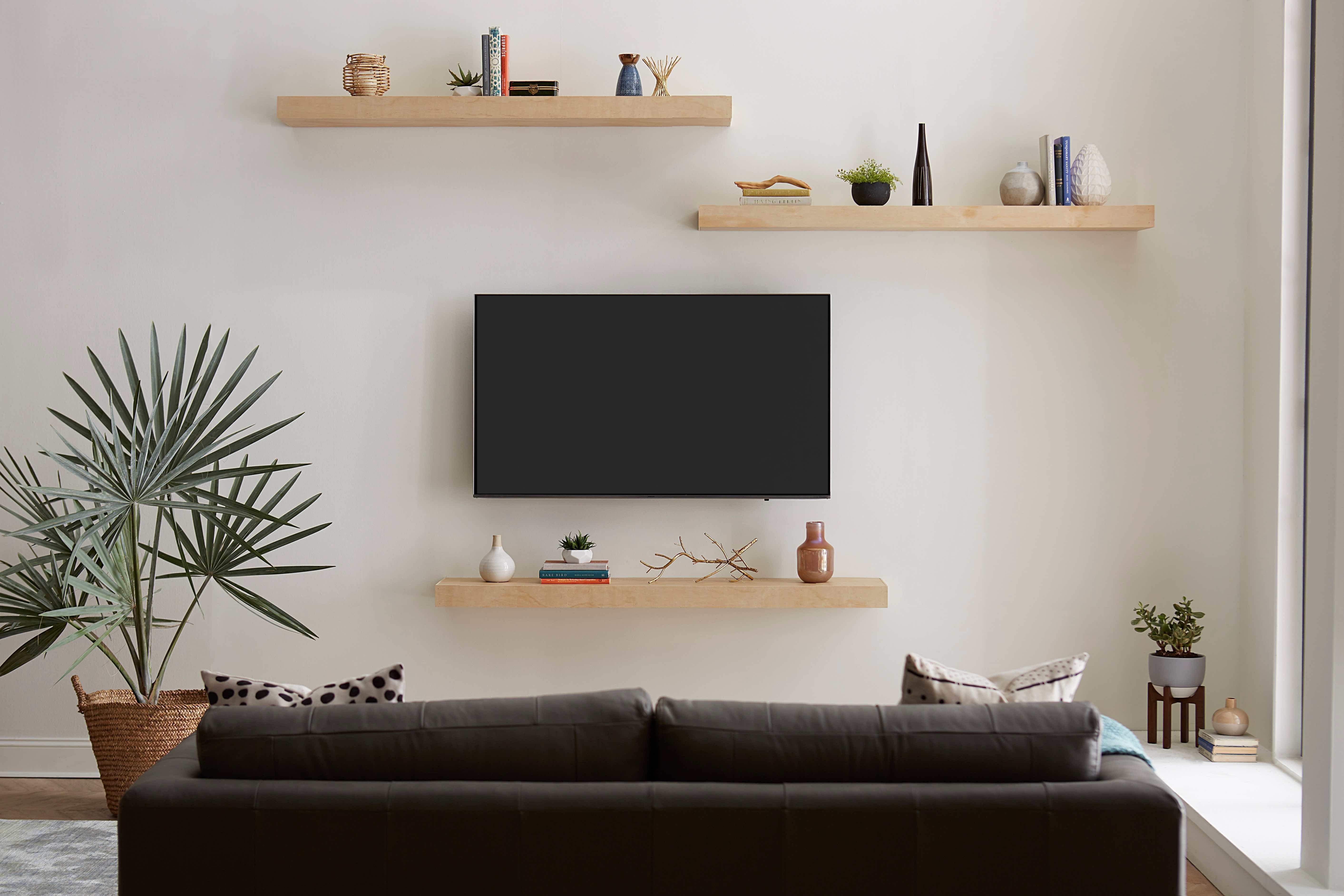 Что лучше повесить телевизор на стену или поставить на тумбу?