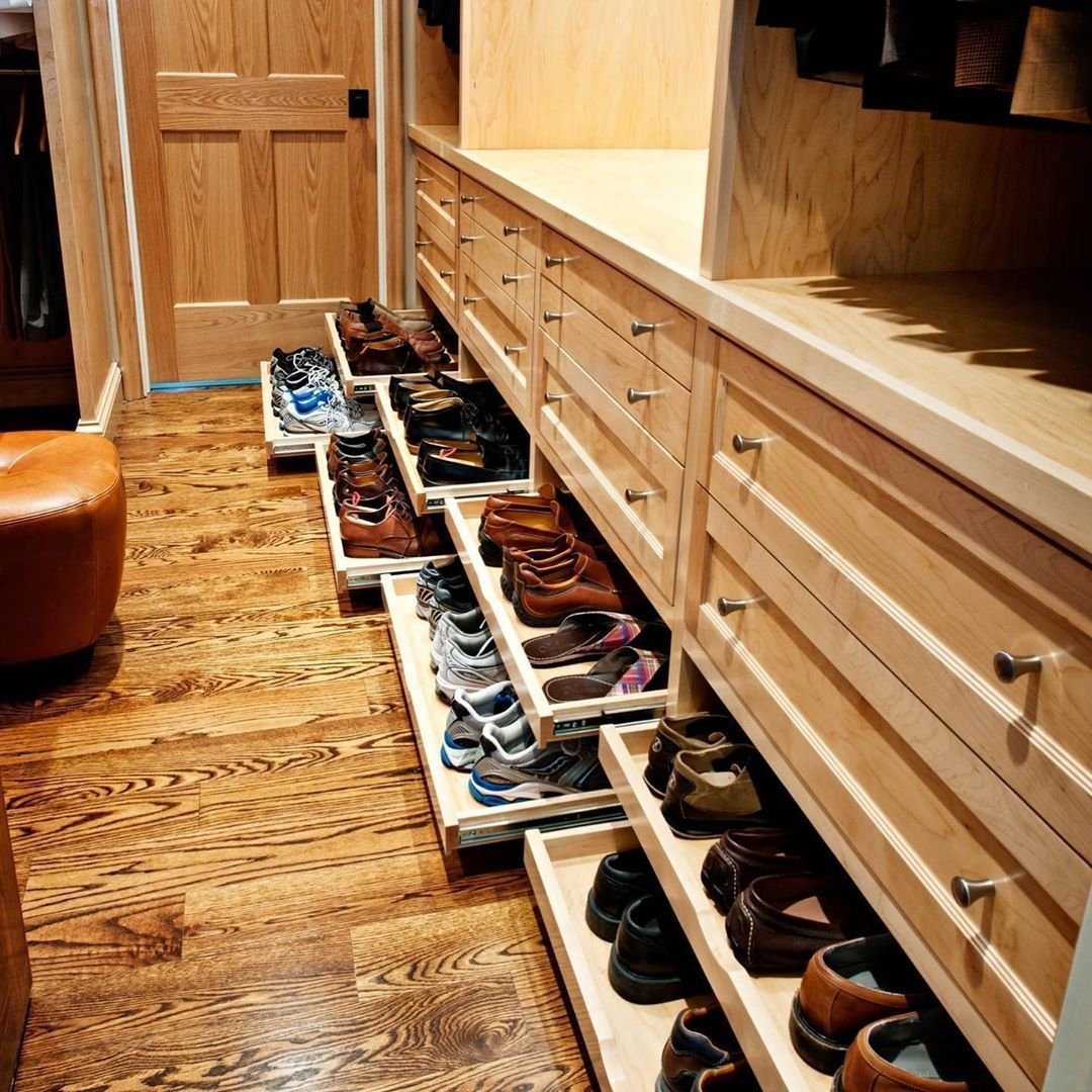 Выдвижные полки для обуви в гардеробной