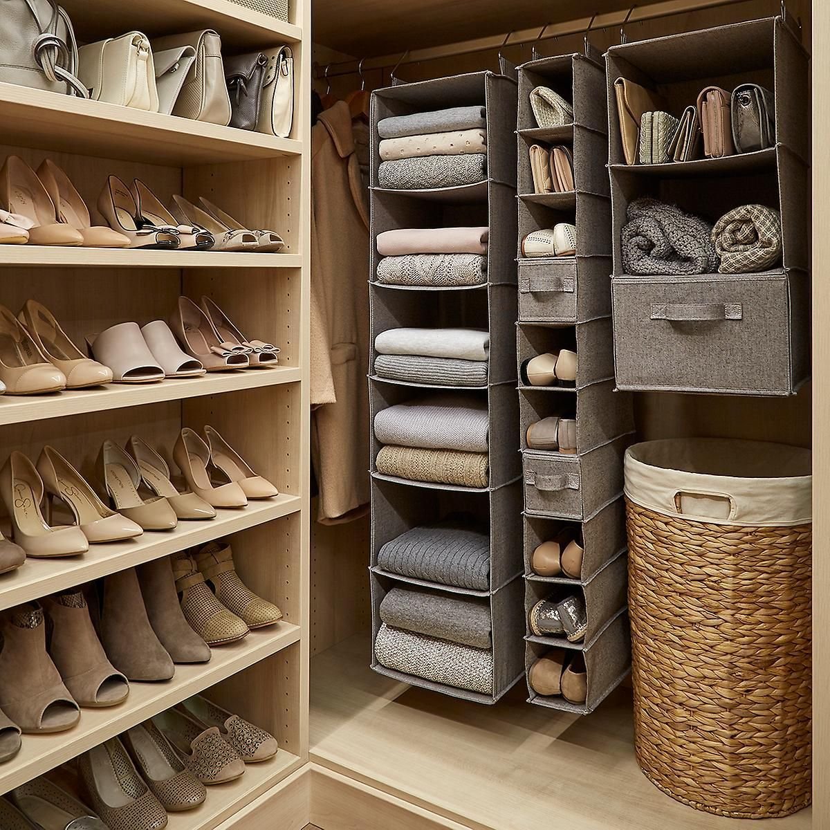 наклонные полки для обуви в гардеробной