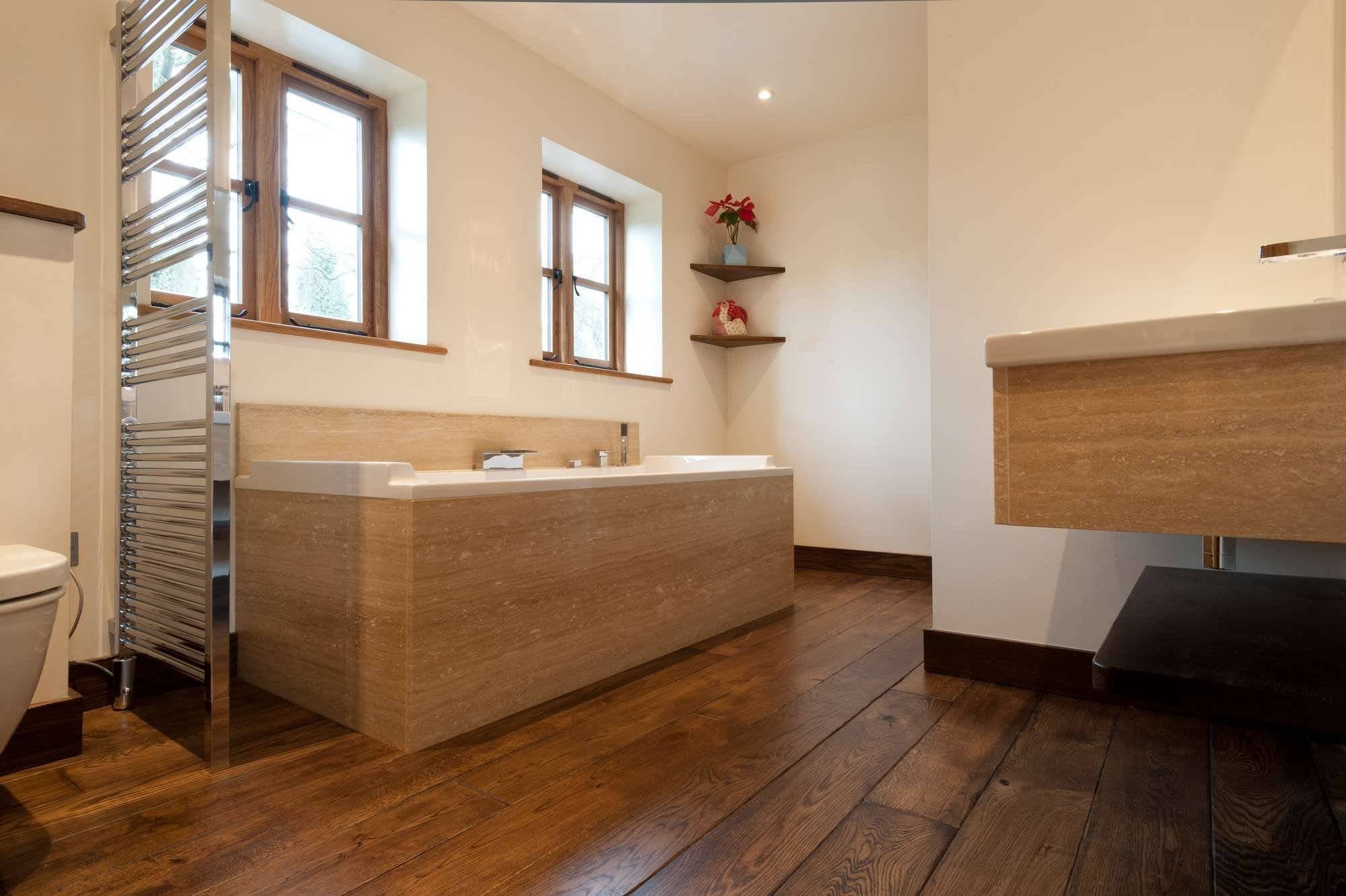 Виниловый ламинат на деревянный пол в ванной
