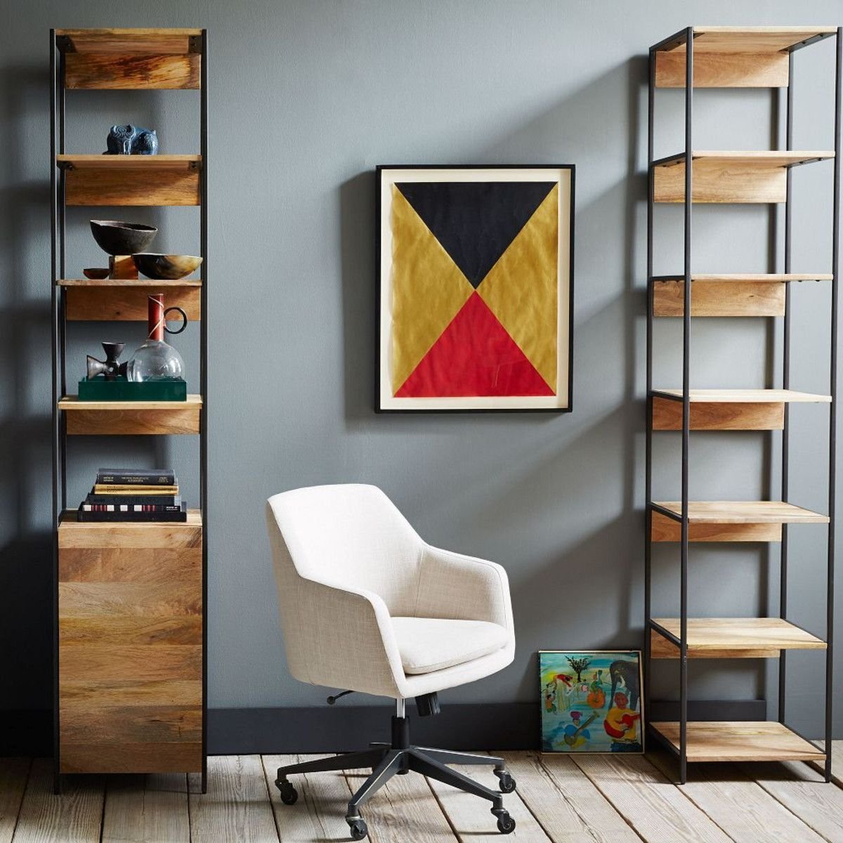 Узкий стеллаж в стиле лофт