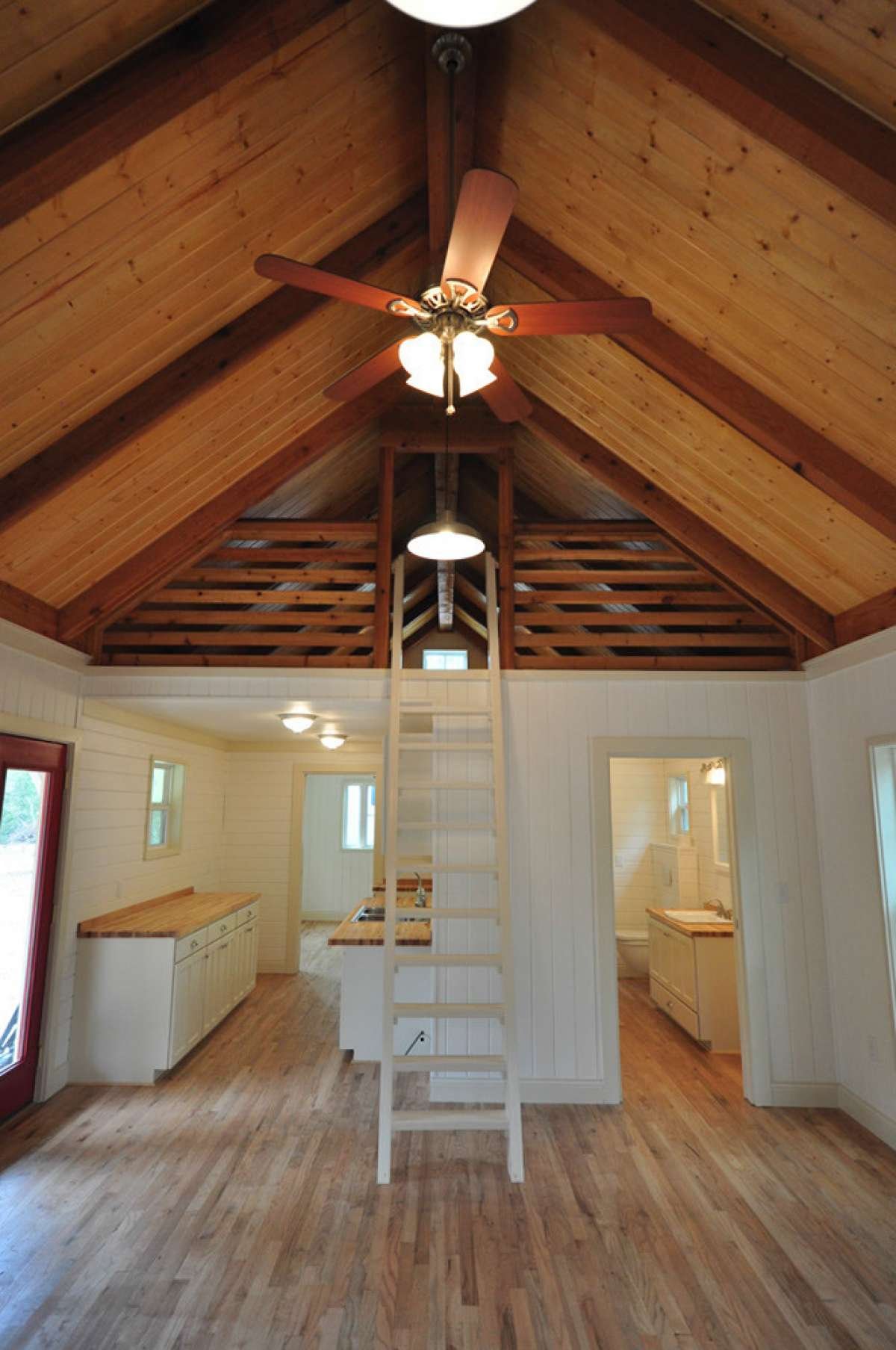 Варианты отделки и утепления потолка в дачном деревянном доме - лучшие идеи