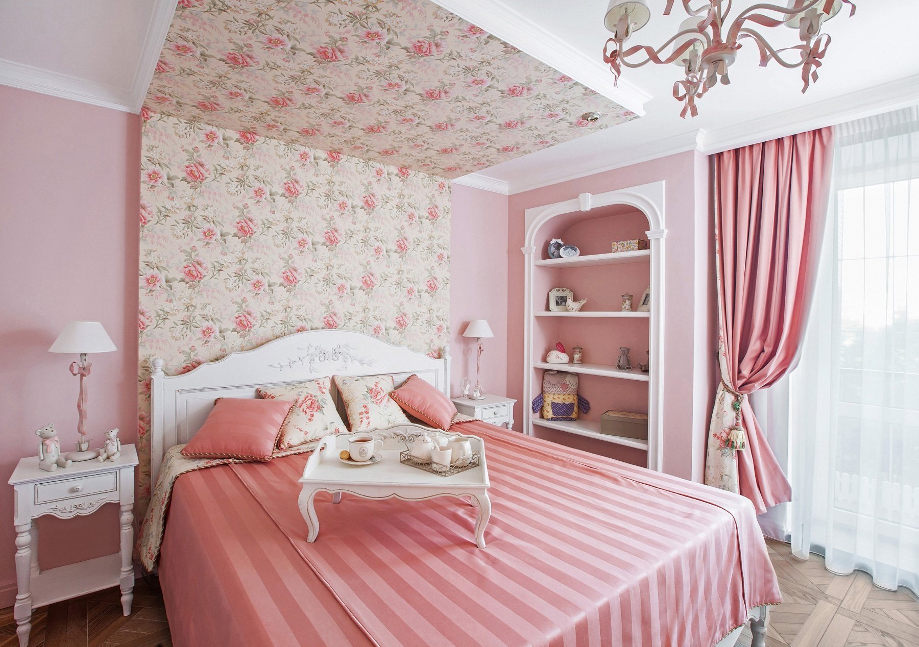 Розовая кровать в интерьере спальни (33 фото)