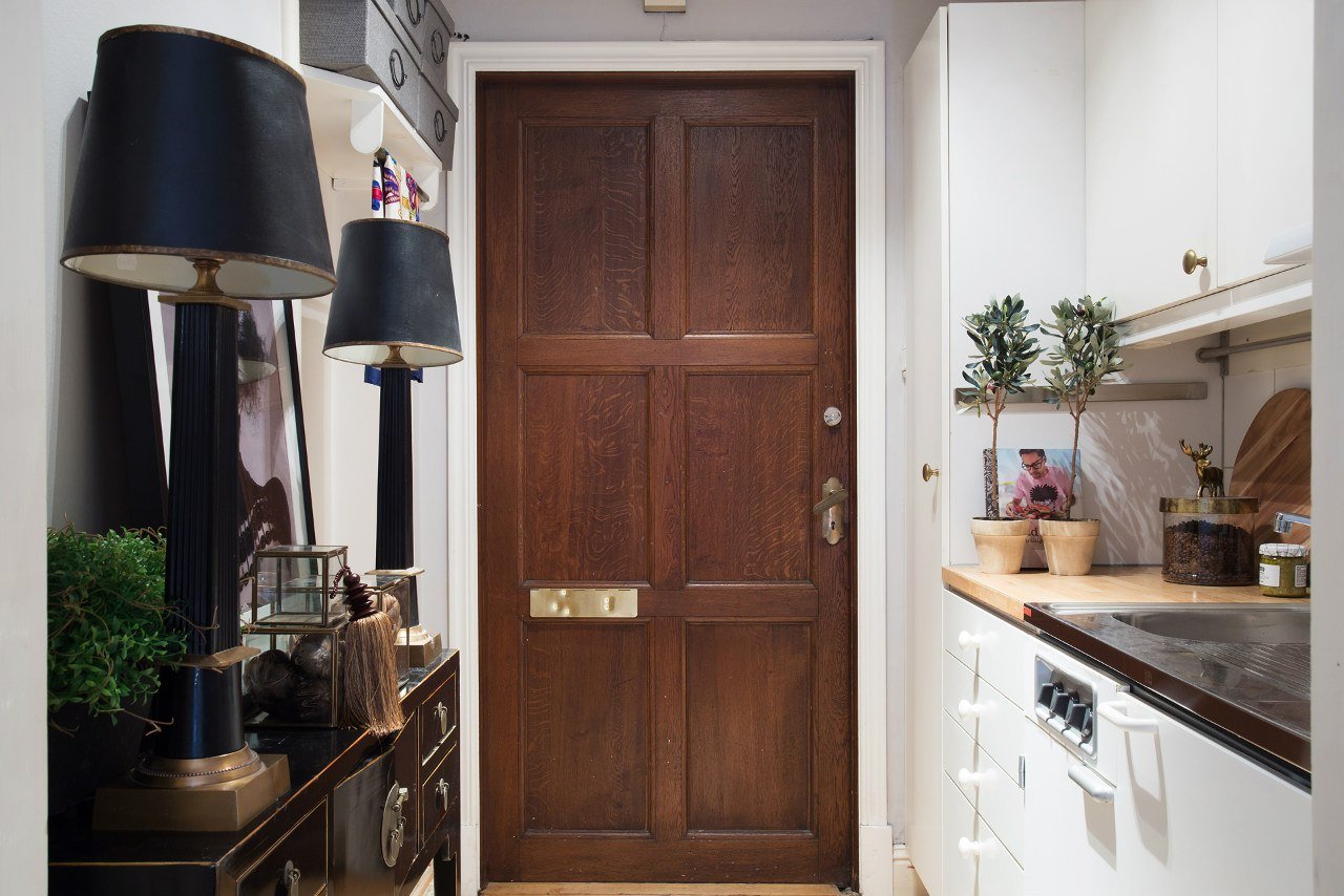 Дверь в маленькой квартире. Входная дверь в скандинавском интерьере. Темные двери в скандинавском интерьере. Коричневые двери в интерьере. Кухня с коричневой дверью.