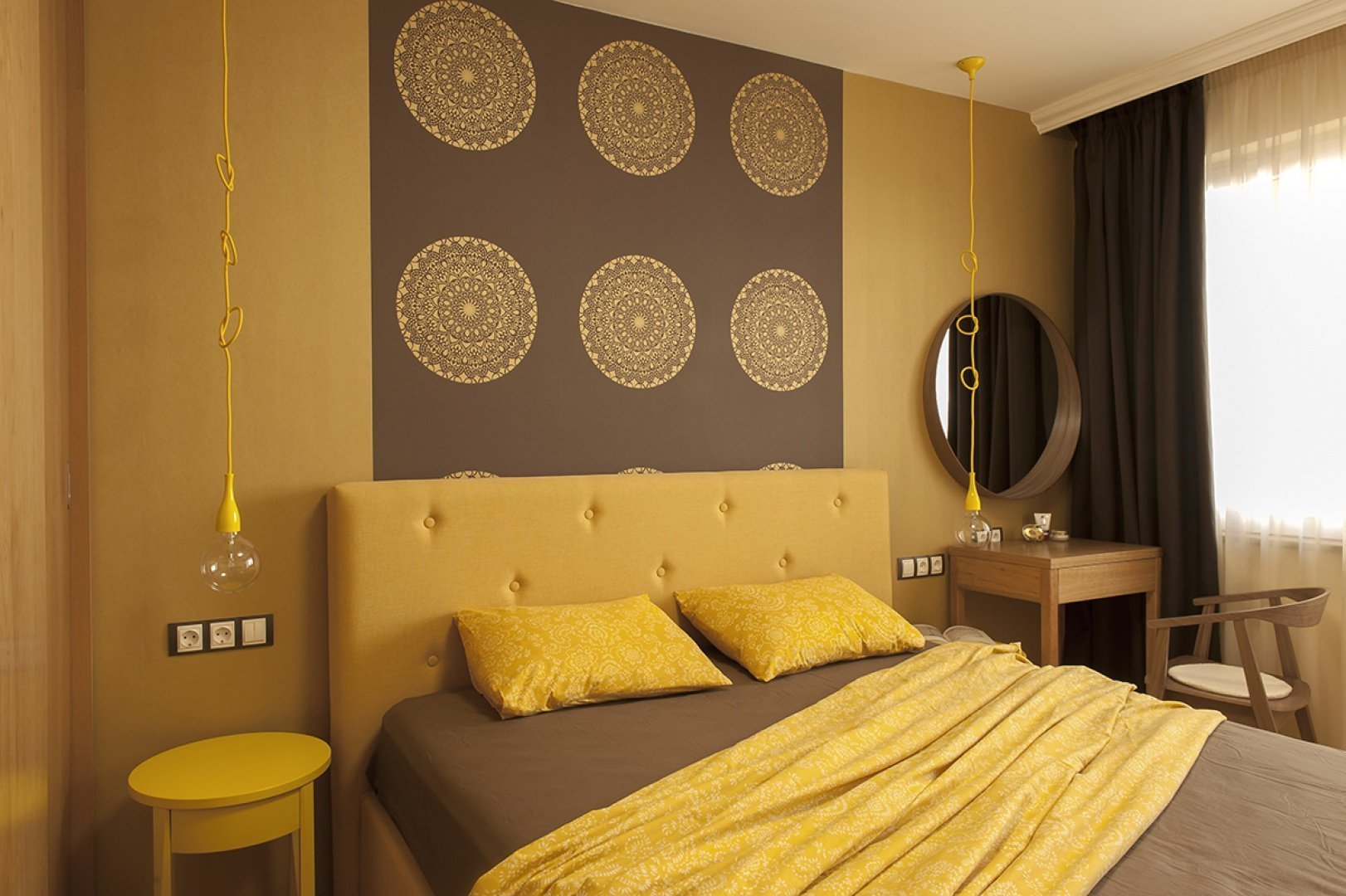 Бежево горчичный. Спальня в желтом цвете. Желтый интерьер спальни. Спальня в горчичном цвете. Спальня в желтых тонах.