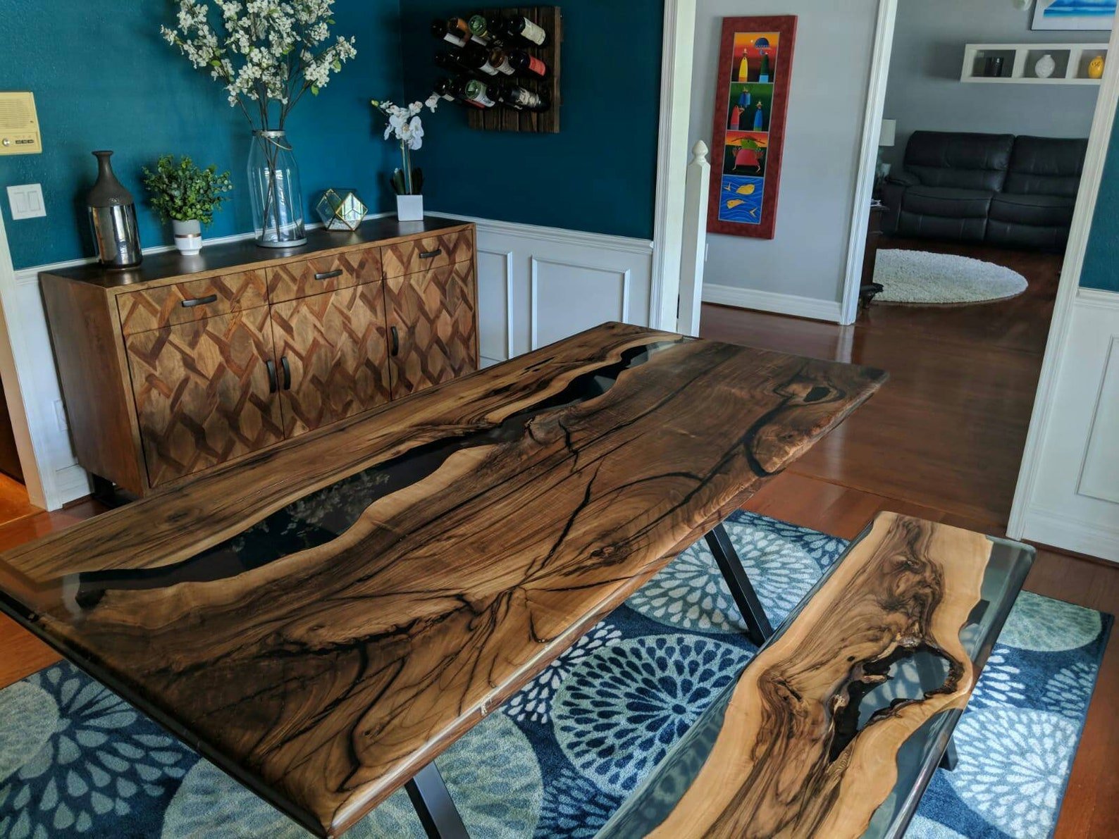 деревянный стол со стеклом посередине