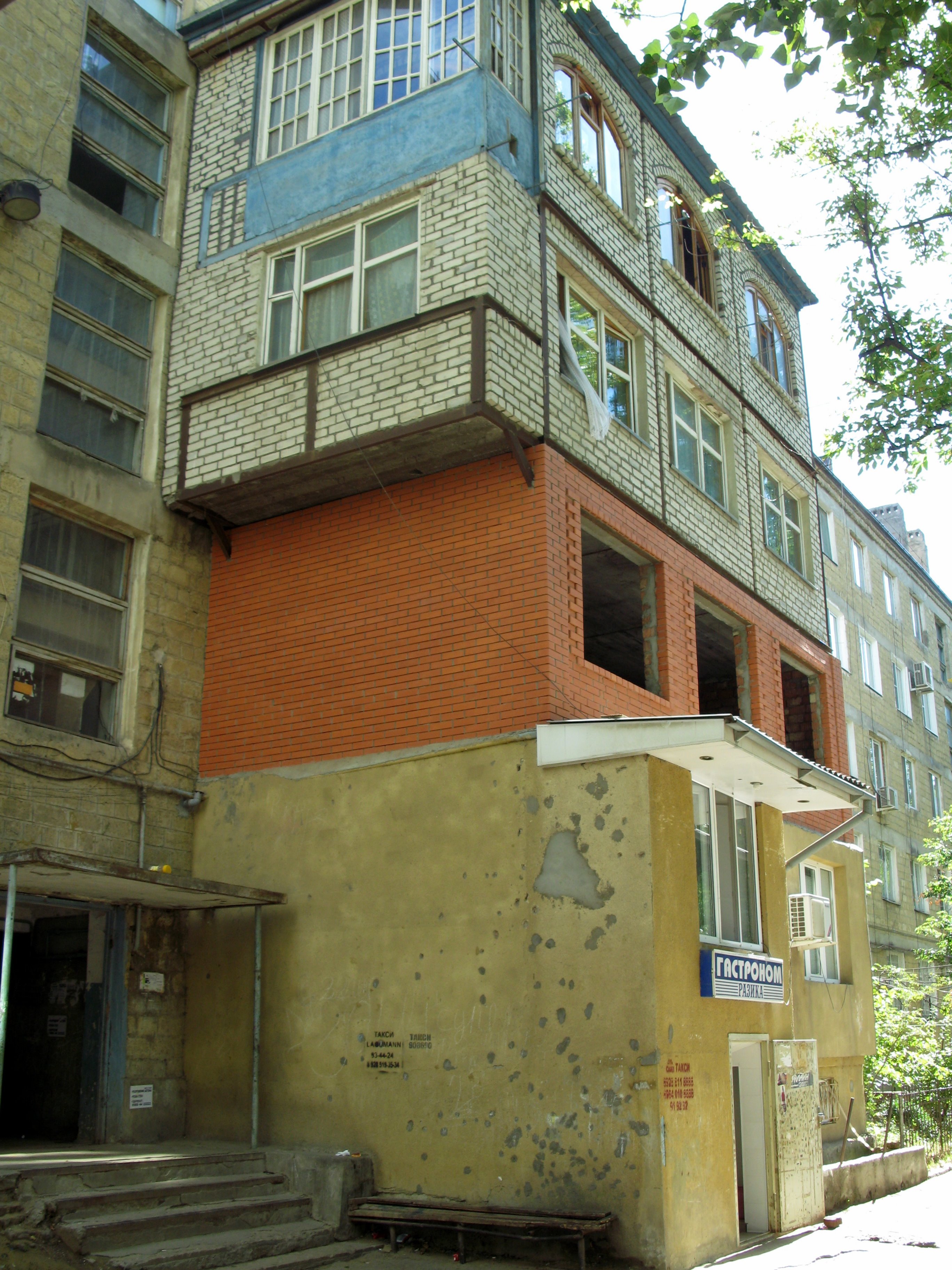 Пристройка к квартире. Махачкала балконы самострой. Балконы в Дагестане самострой. Самострой в Дагестане. Незаконные пристройки к многоквартирным домам в Махачкале.