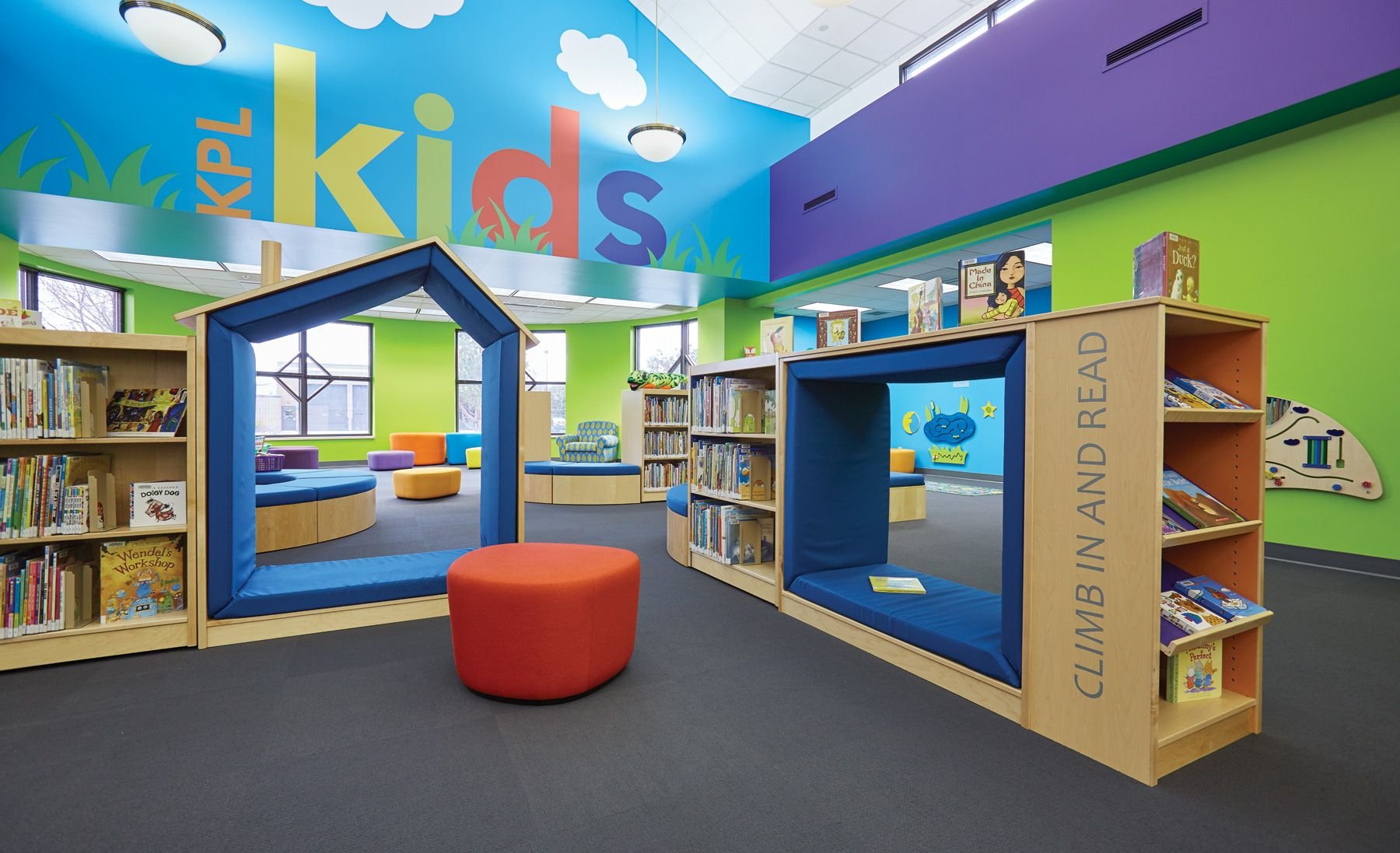 Детский клуб в библиотеке. Игровая зона в библиотеке. Детская комната в библиотеке. Мебель в современной детской библиотеке. Детская зона в библиотеке.