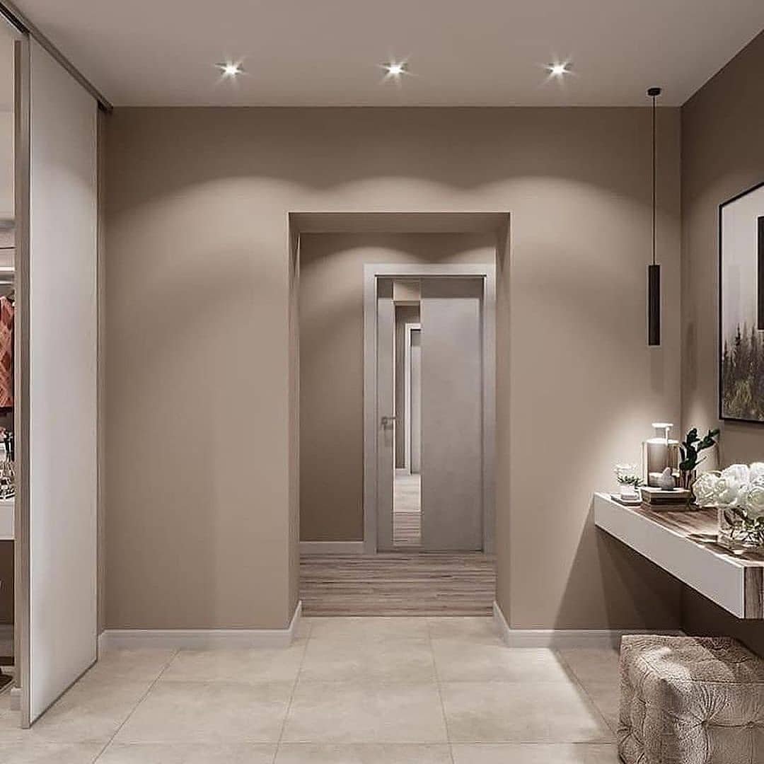 Узкая прихожая с белыми дверями