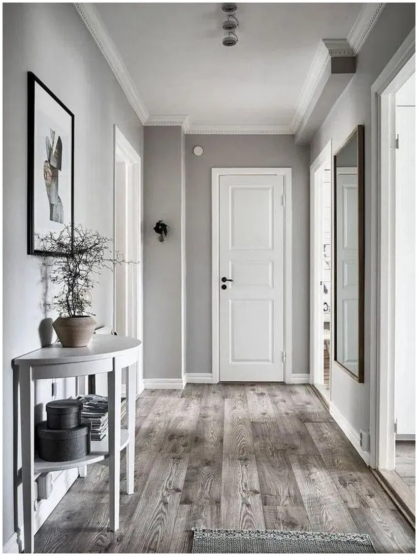 Светлая входная дверь в интерьере прихожей