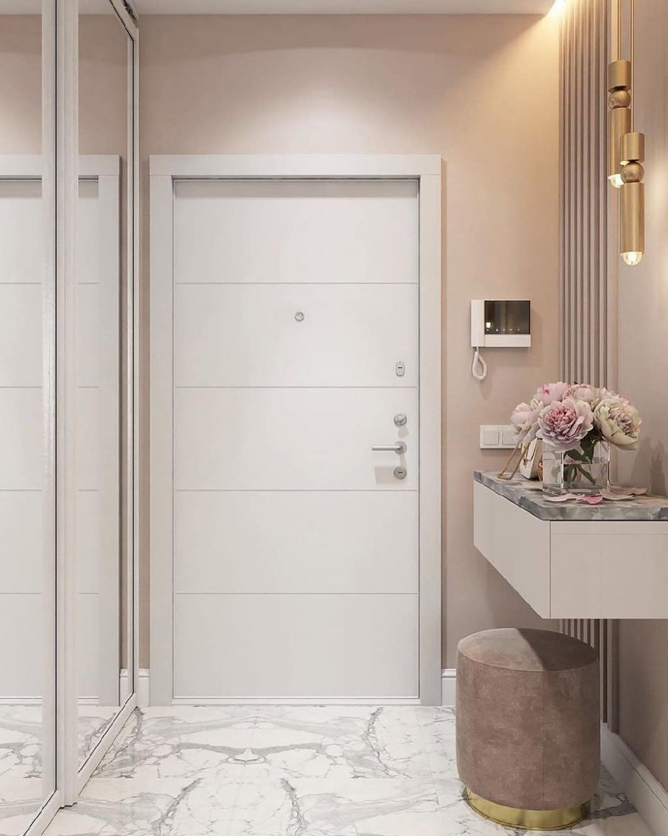 Входная дверь в интерьере прихожей