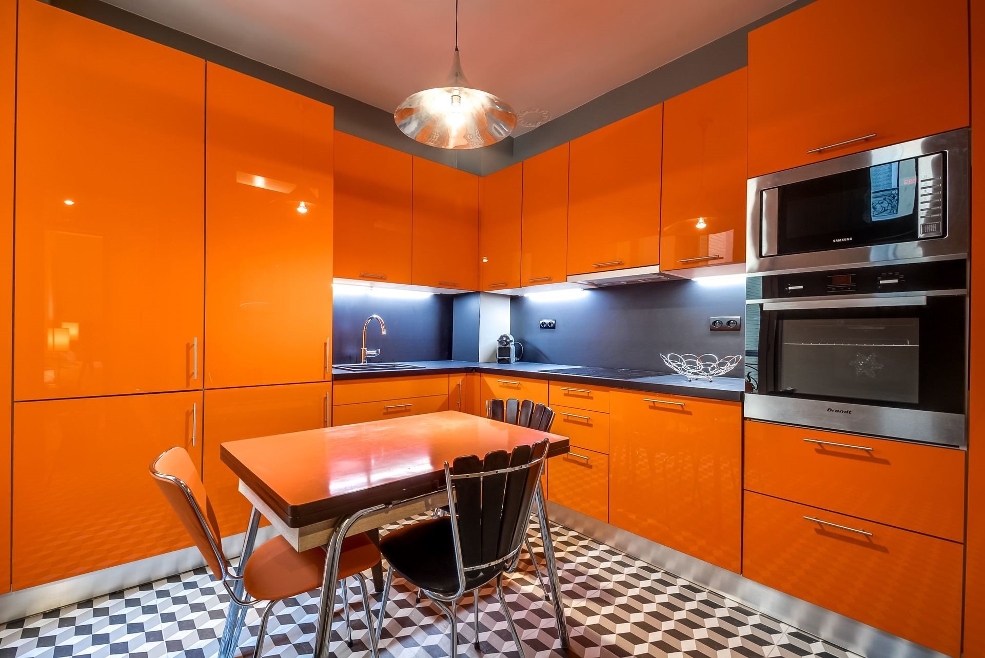 Проект кухни в оранжевом цвете