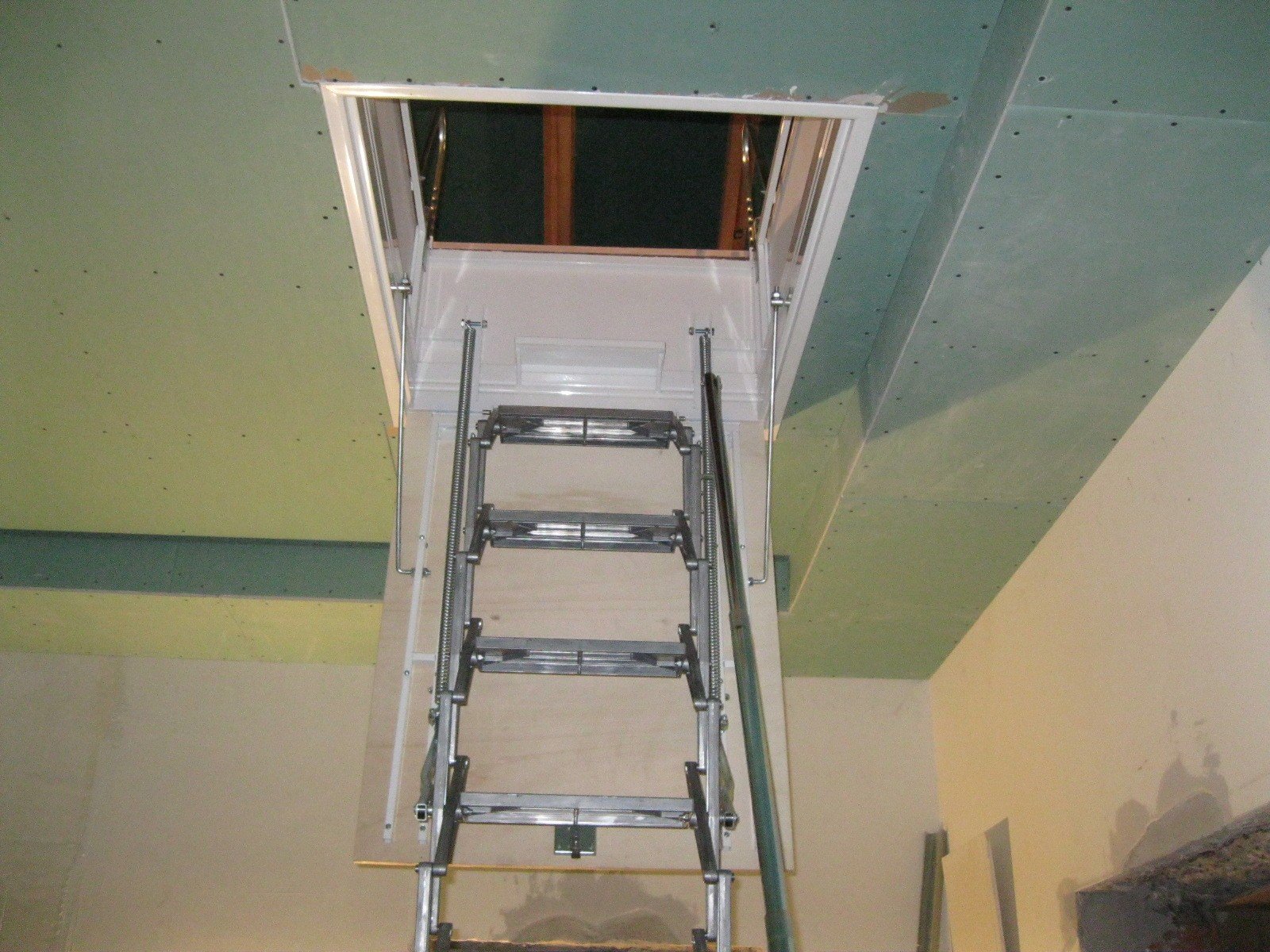 Отделка люка. Лестница чердачная 700 700. Лестница Факро проем в перекрытии. Лестница чердачная 3400 в ГКЛ потолке. Отделка чердачной лестницы.