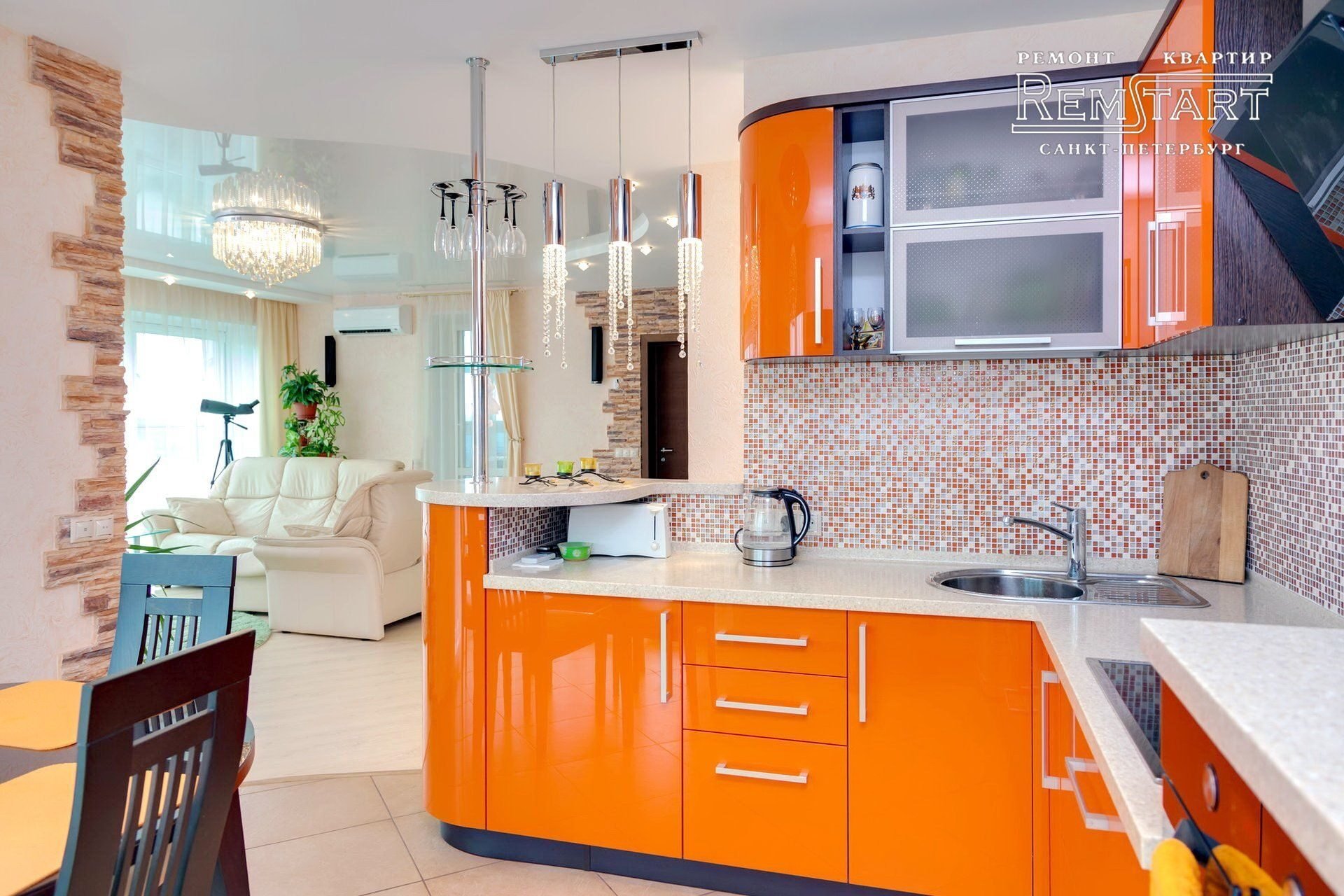 Оранжевая кухня в кухне гостиной