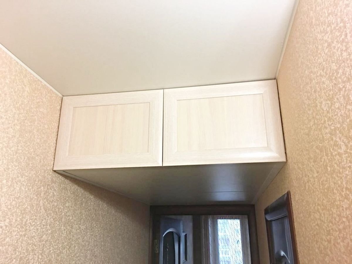 навесные шкафы в коридоре под потолком