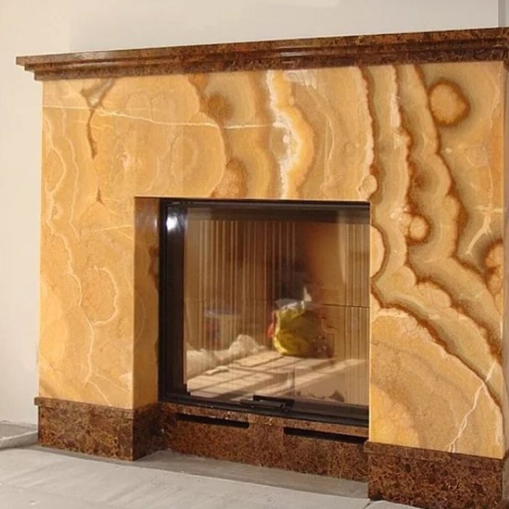 Камин из камня оникса