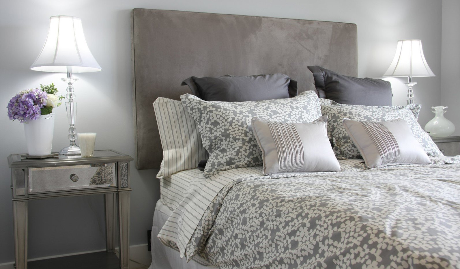 Как выбрать декоративные подушки для гостиной и спальни: 13 примеров | AD Magazine