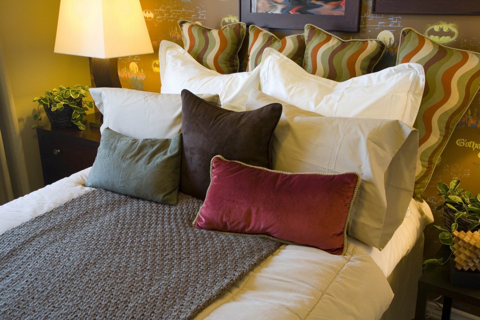 Декоративные подушки в спальню (76 фото)