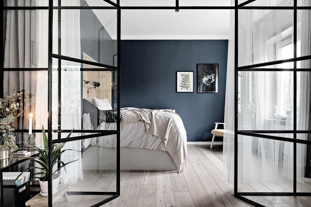 Черная металлическая перегородка