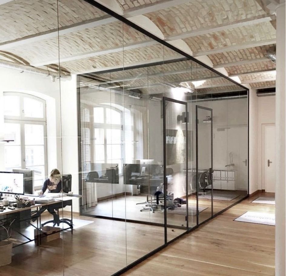 Цельностеклянная перегородка в стиле лофт