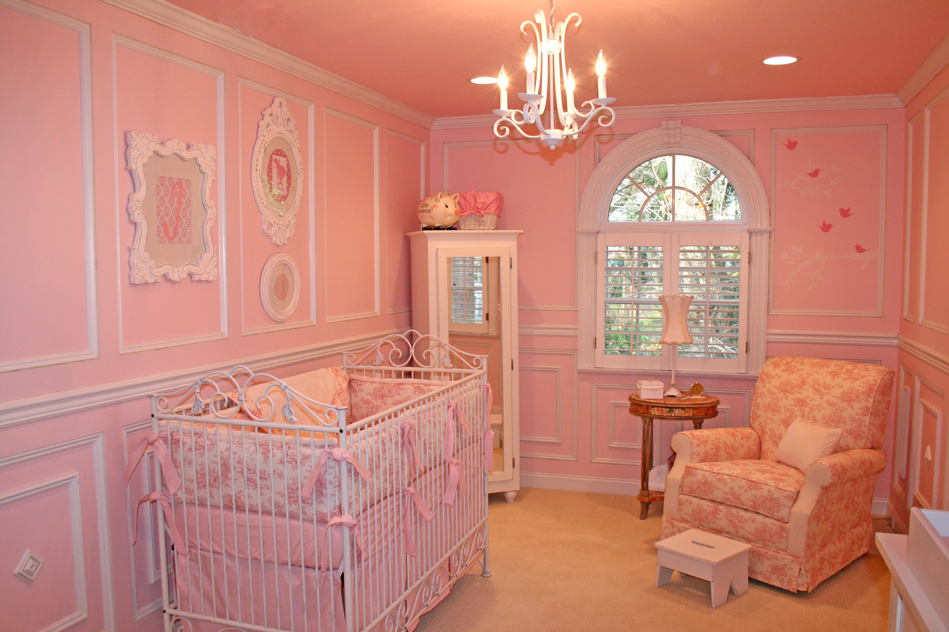 Детская комната в персиковых тонах