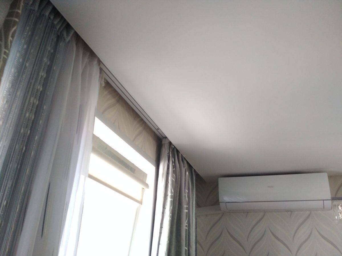 Натяжной потолок с нишей для штор