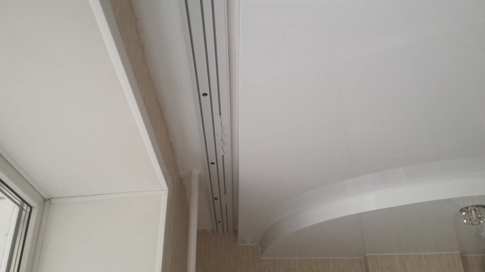 натяжной потолок с карнизом для штор к потолку с подсветкой