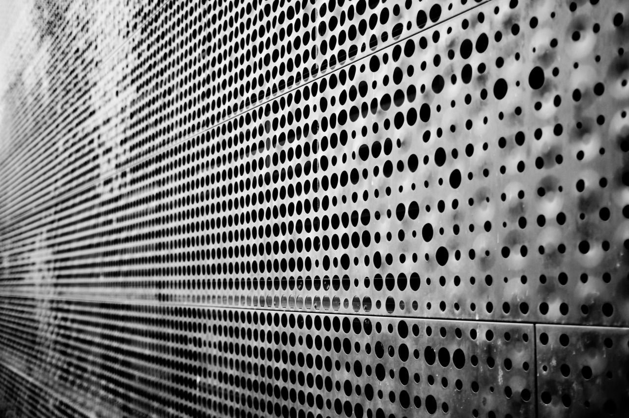 Перфорированные фасадные панели из металла - 71 фото