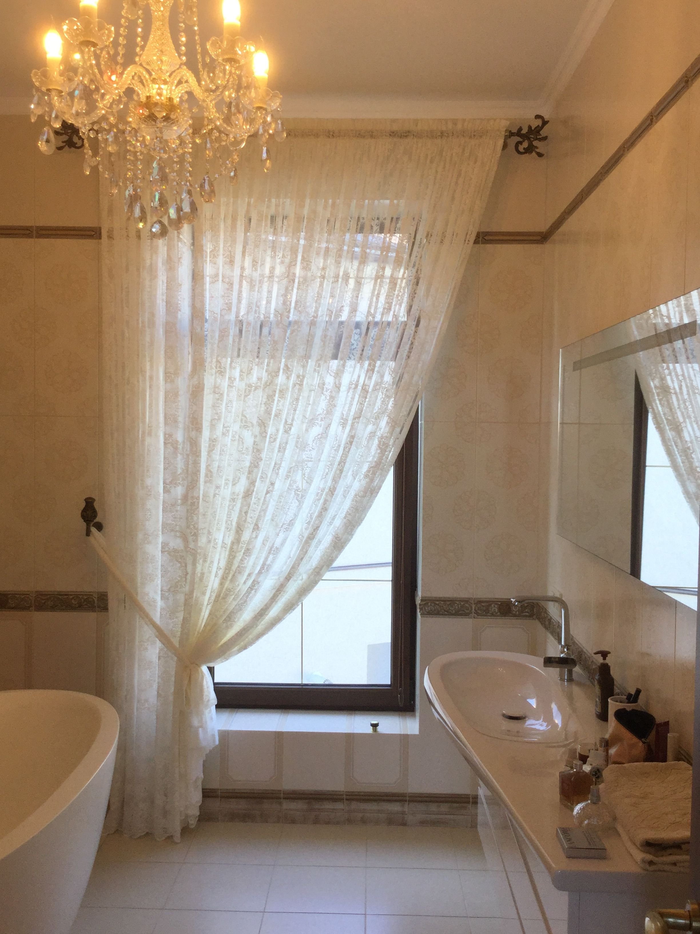 Рулонные шторы в ванную комнату на окно