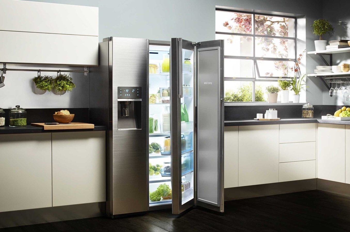 холодильник отдельностоящий в интерьере кухни