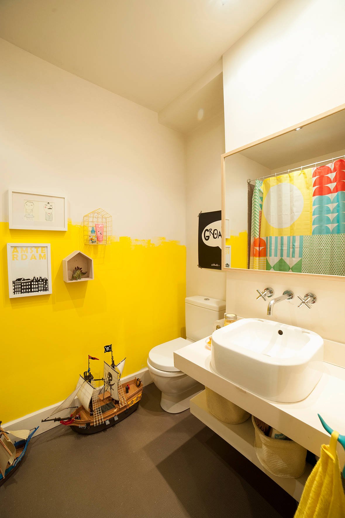 Крашеные желтые стены в ванной