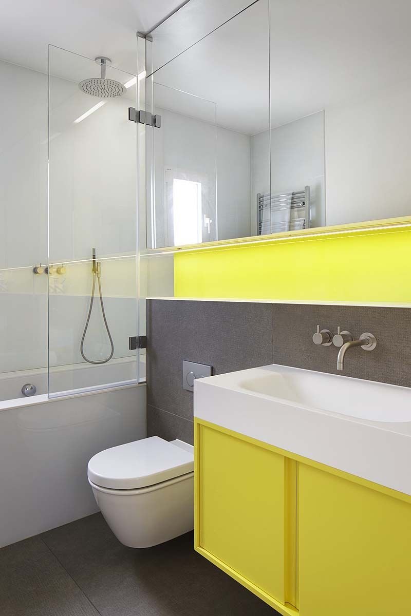Серо желтая ванная комната