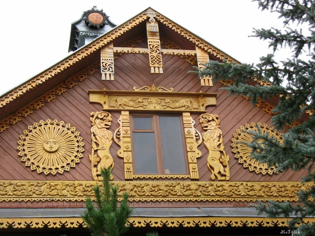 Украшение крыши деревянного дома