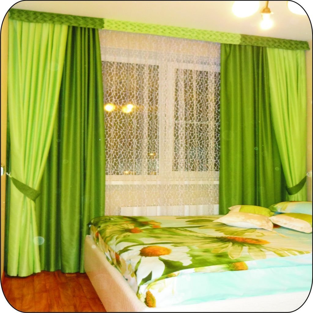 Какие шторы к зеленым обоям. Шторы в спальню. Салатовые шторы в спальне. Спальня с зелеными шторами. Шторы в спальню в зеленых тонах.