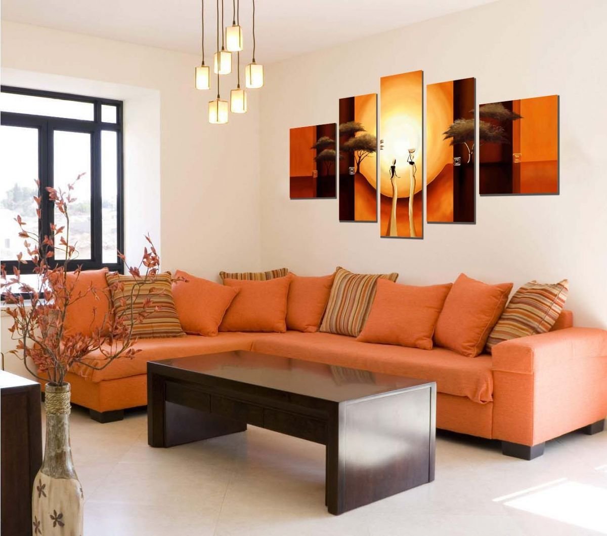 серый диван с оранжевыми подушками