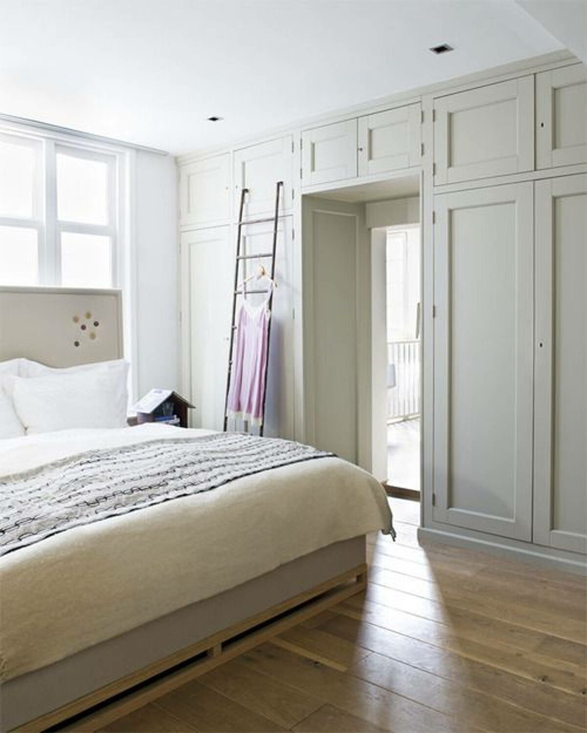 узкий шкаф в спальню в современном стиле