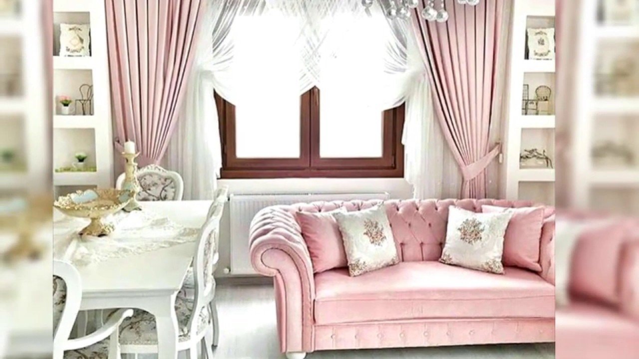 Шторы и диван в розовой гостиной