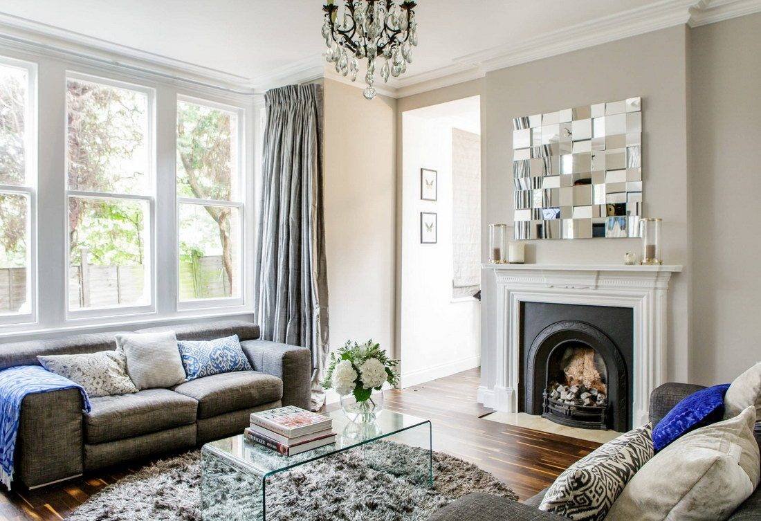 Светлая гостиная с камином