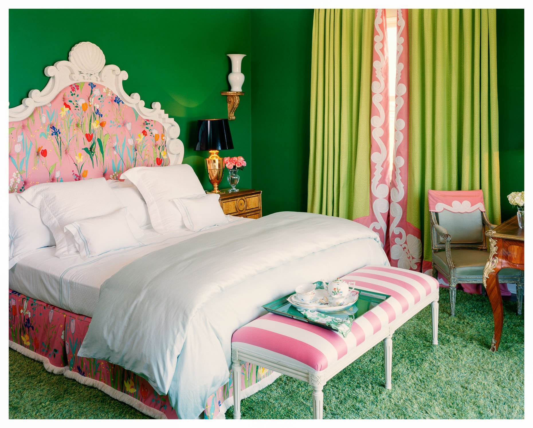 Розово зеленый интерьер. Стиль Китч в интерьере спальни. Спальня в стиле Китч. Спальня в зелено розовых тонах. Розовый и зеленый в интерьере.