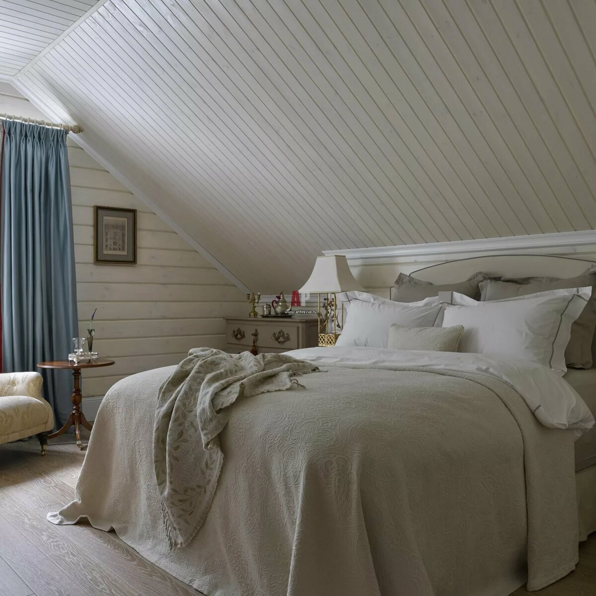 Мансардная спальня в деревянном доме