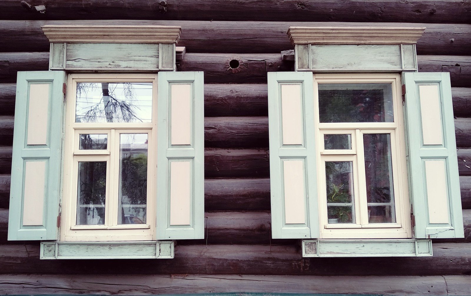 Цветные наличники на окна в деревянном доме фото