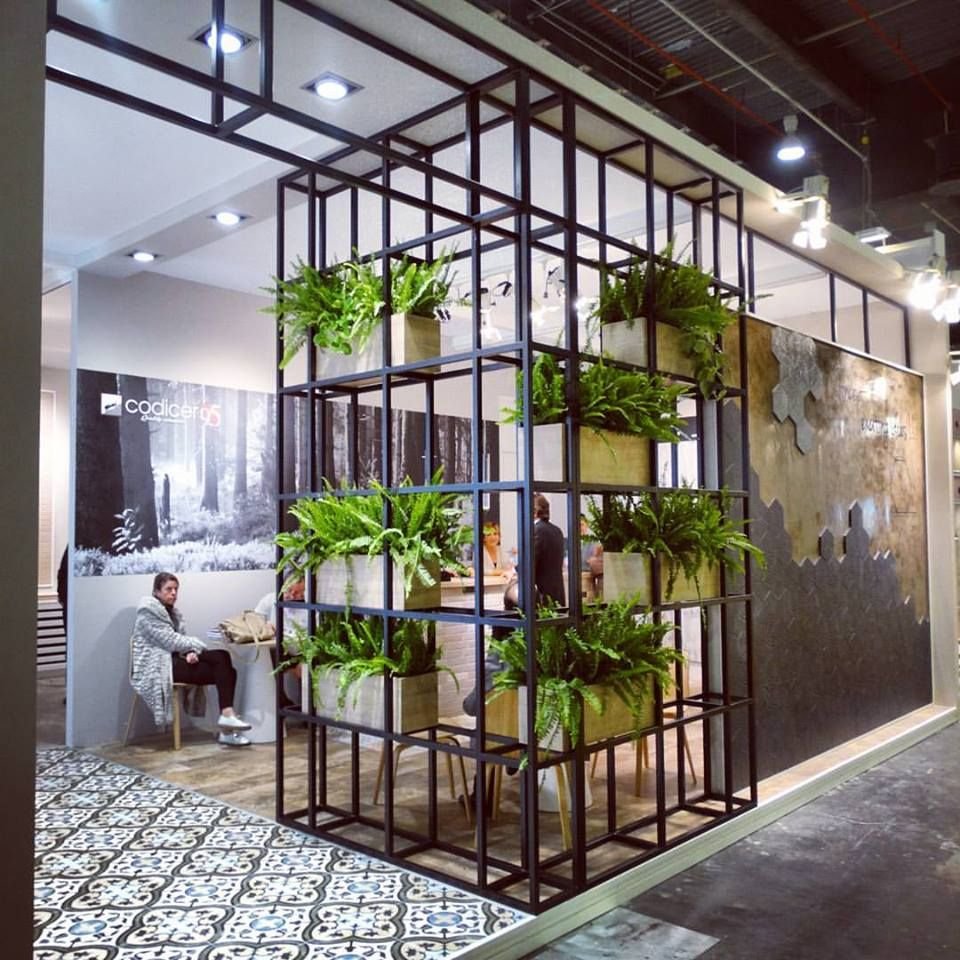 Перегородка для зонирования с растениями