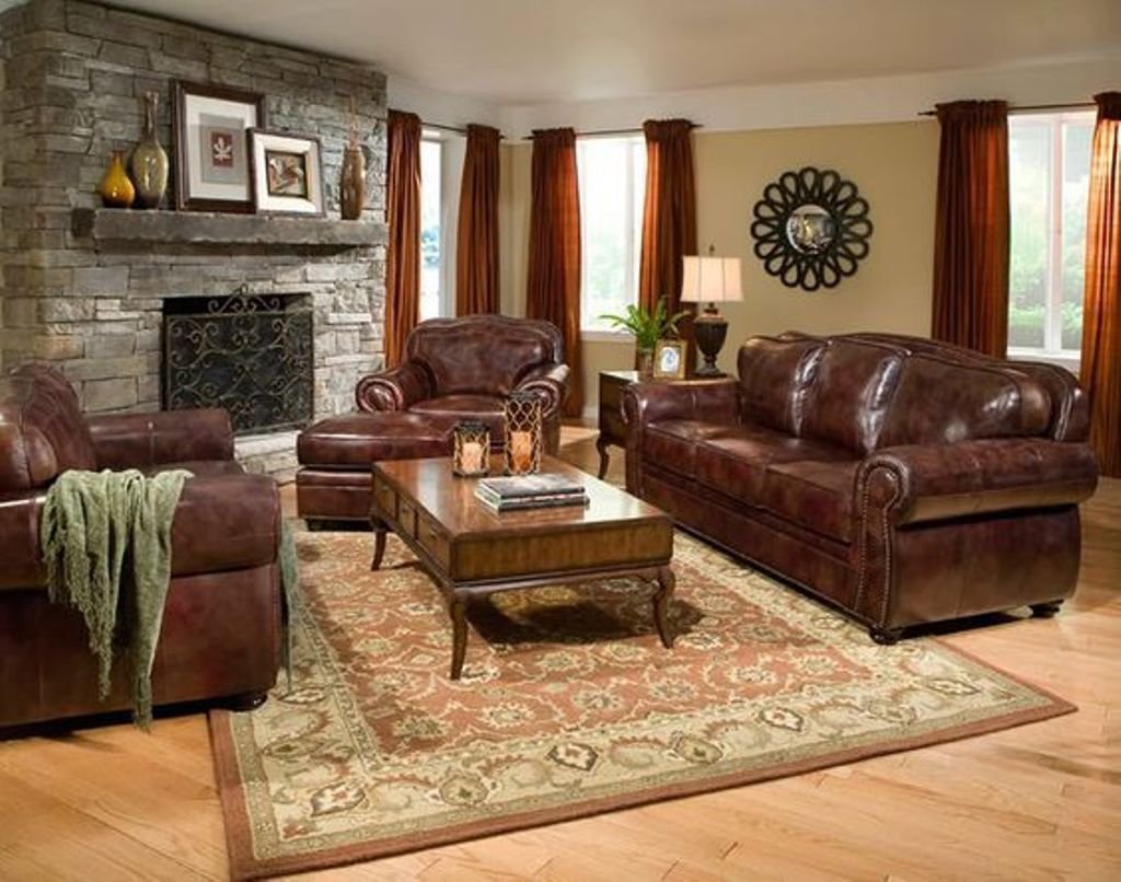Гостиная с кожаным коричневым диваном