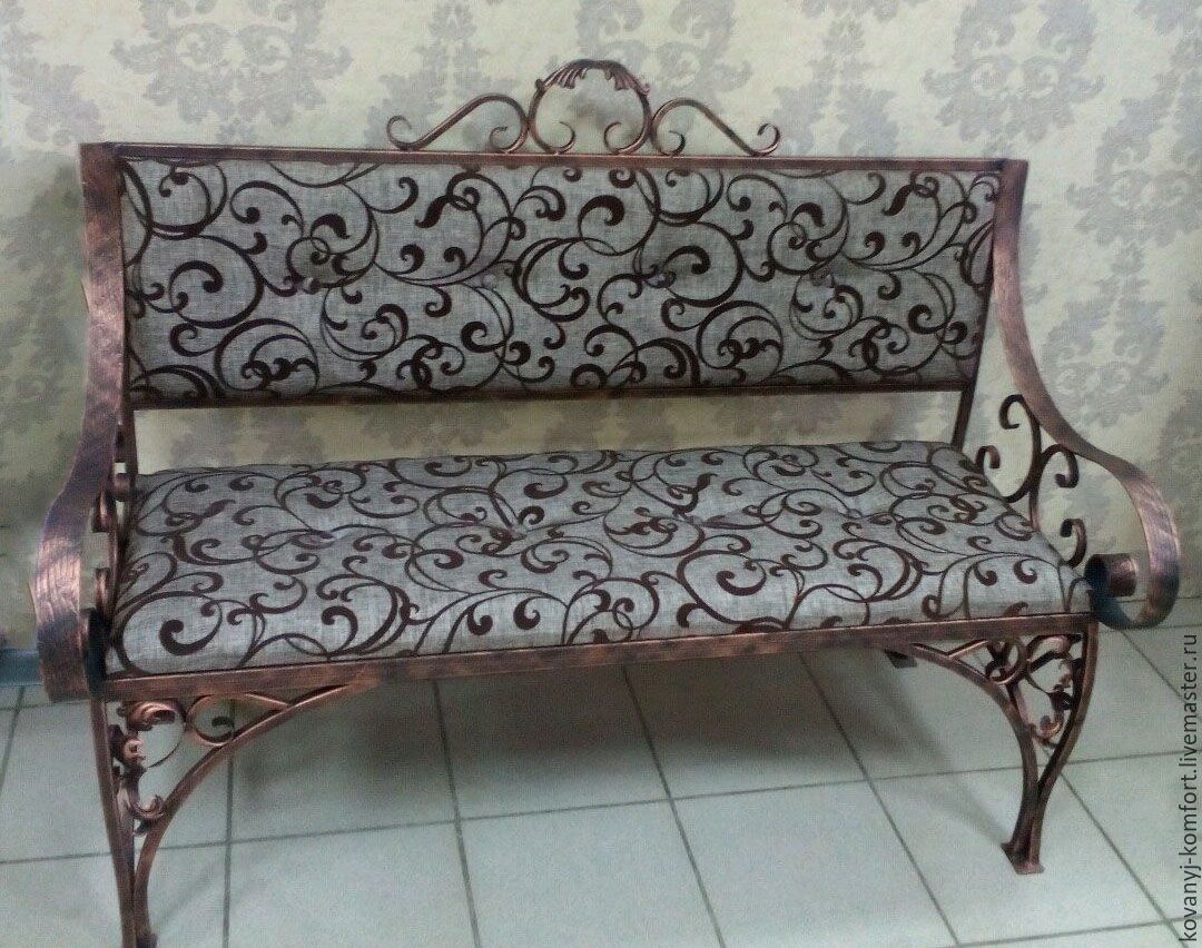 Кованый диванчик в прихожую