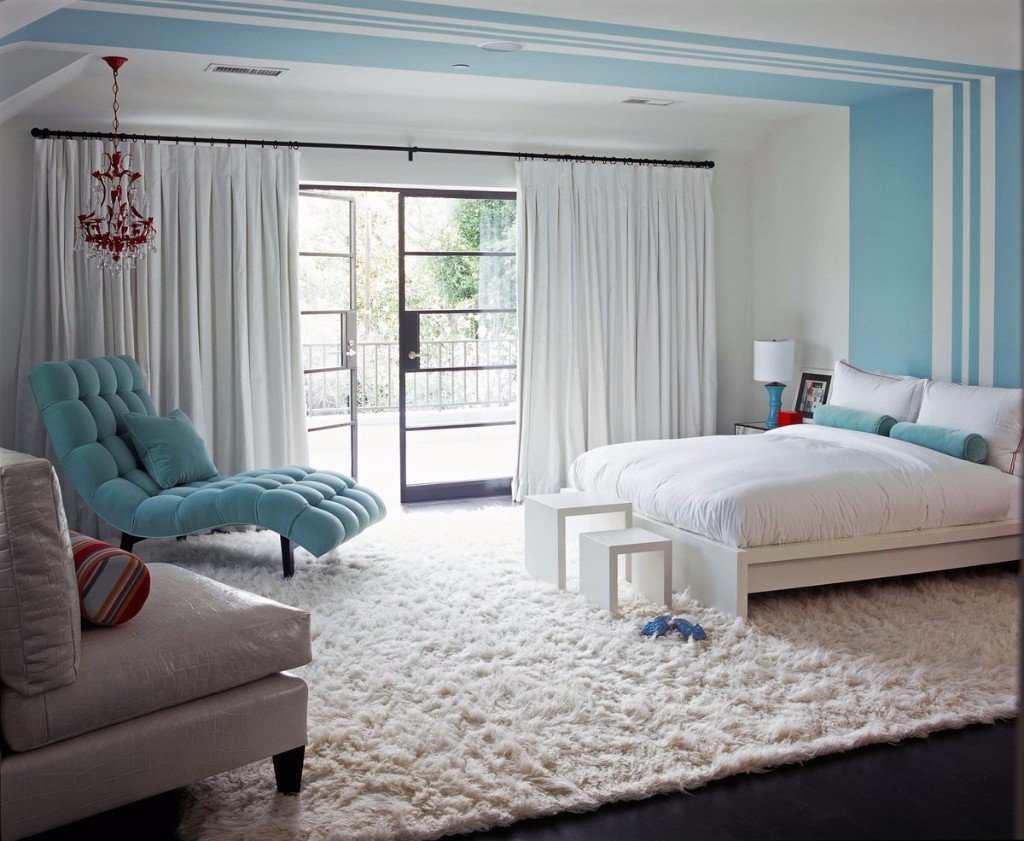 Ковер в интерьере спальни в современном стиле