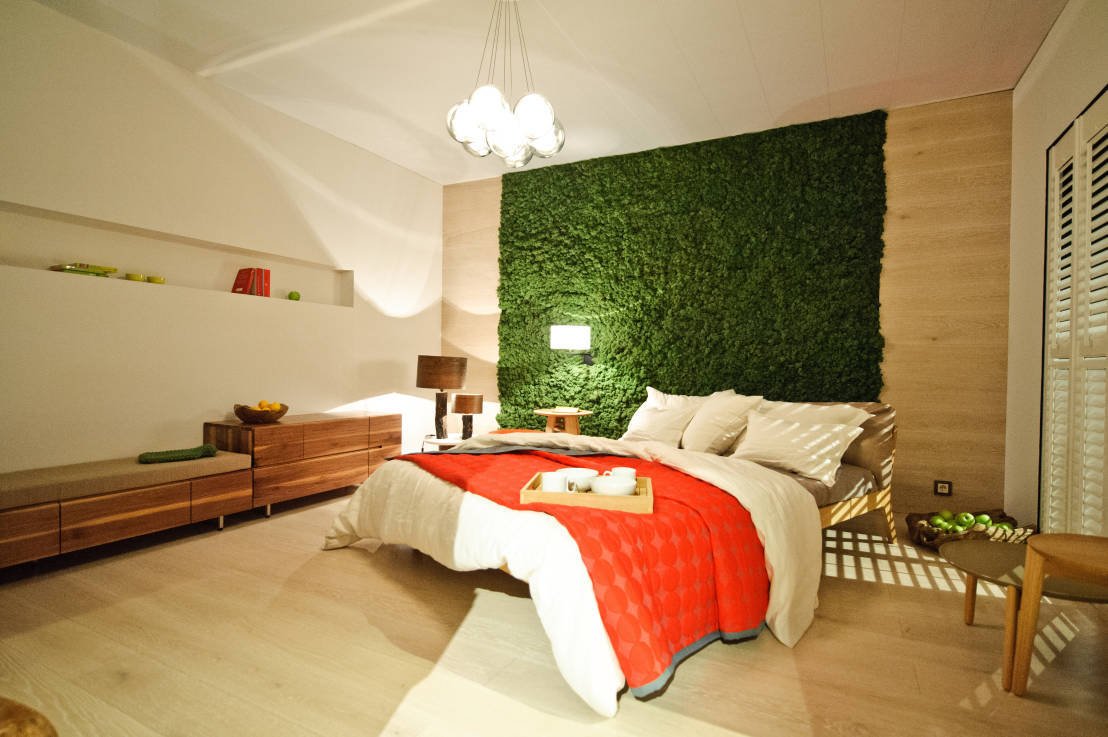 Искусственный газон в спальне