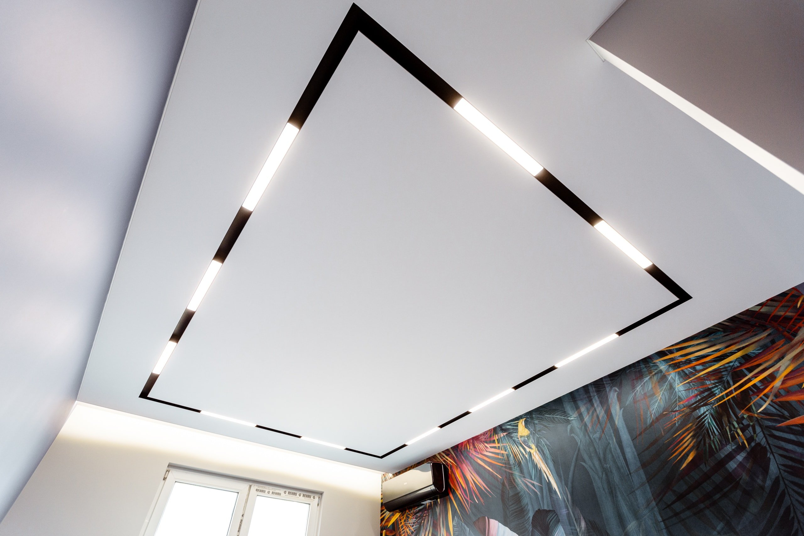 Фото потолочных световых панелей с эффектом звездного неба в гостиной