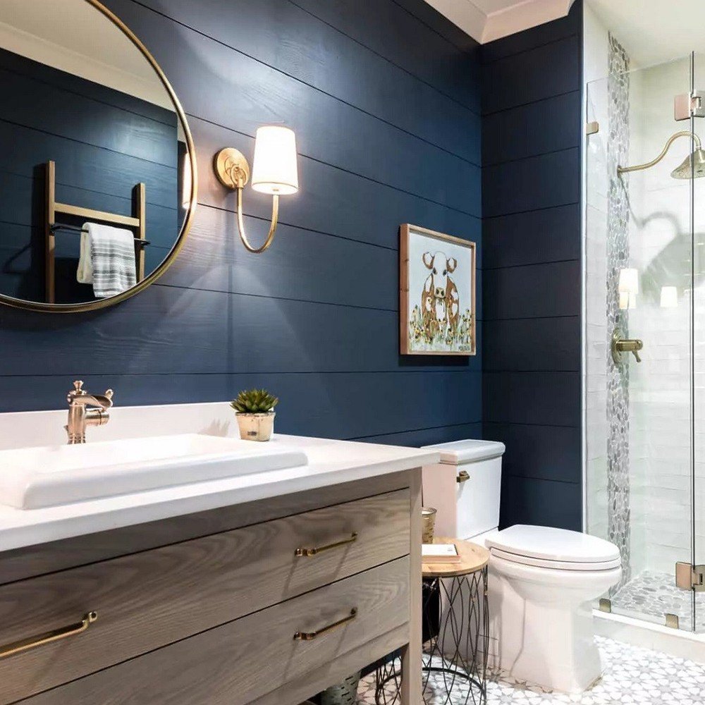 Ванная в синих тонах с деревом