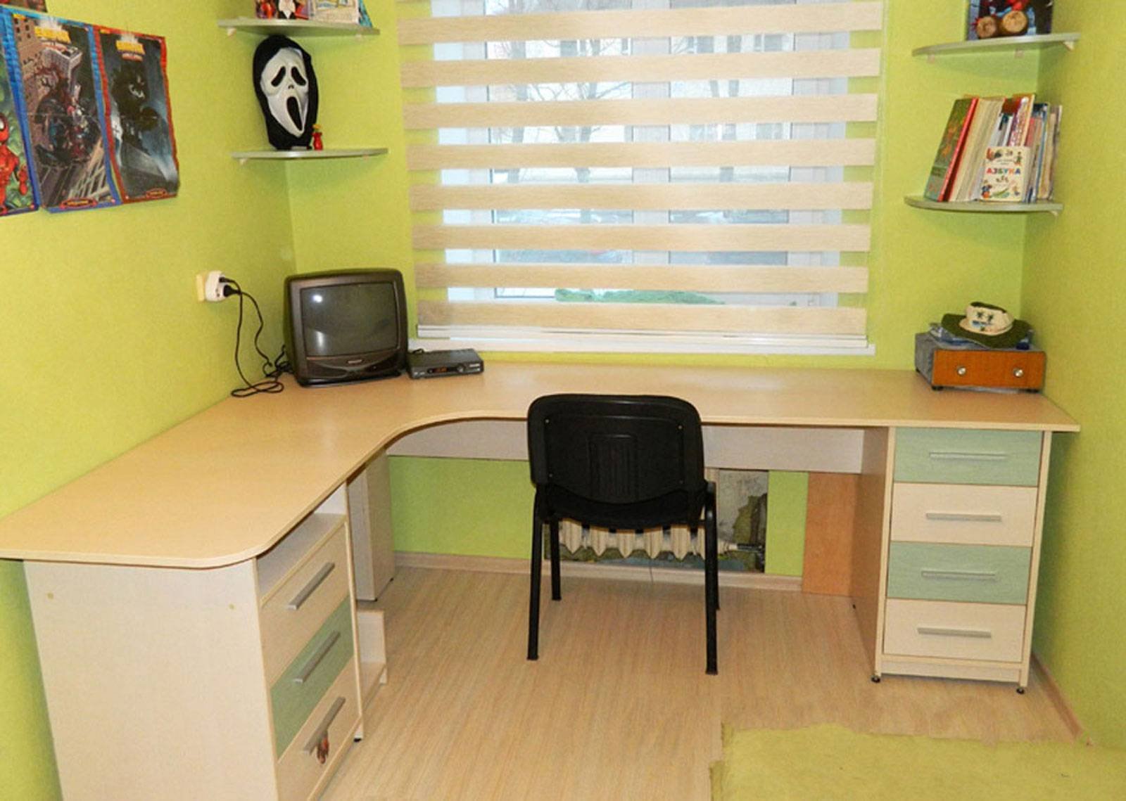 Угловой письменный стол для двоих детей